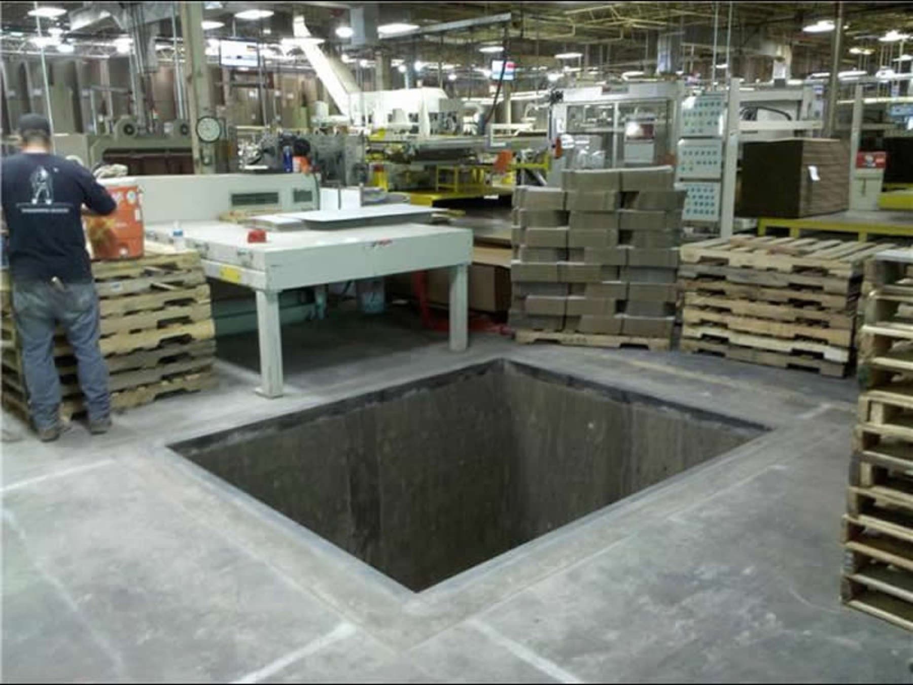 Load former pit demolition inside a running packaging plant